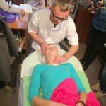 Очищаем кожу профессиональными молочком и тоником Mesoestetiс. Для того, чтобы пилинг равномерно проникал в кожу лица, шеи и декольте, мы удаляем гидро-липидный слой профессиональным обезжиривающим лосьйоном Professional degreasing lotion от Mesoestetiс