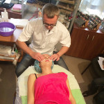 Очищаем кожу профессиональными молочком и тоником Mesoestetiс. Для того, чтобы пилинг равномерно проникал в кожу лица, шеи и декольте, мы удаляем гидро-липидный слой профессиональным обезжиривающим лосьйоном Professional degreasing lotion от Mesoestetiс